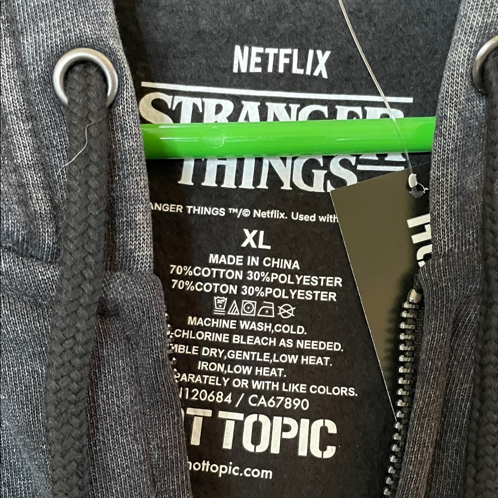 Stranger Things Season 5 Poster Hoodie SZ XL - Picture 8 of 11